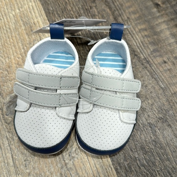 Carter’s comfortable athletic sneakers for infants - Picture 1 of 8